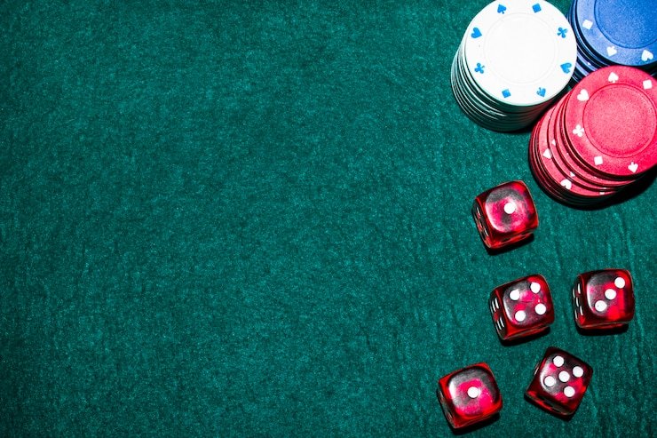 Pengguna mobile membaca bonus kioswd dengan teliti